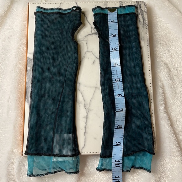 80’s Inspired Fishnet Gloves - Picture 5 of 9